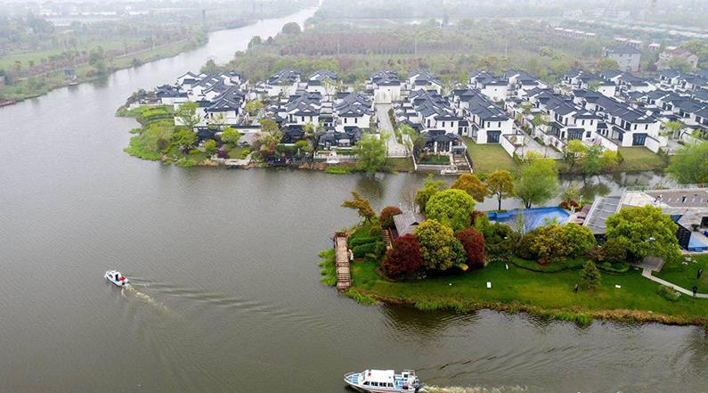 水韻湖城太清沿岸長(zhǎng)興縣楊家浦國(guó)控?cái)嘌桓?></a>
		<figcaption>
<h4>水韻湖城太清沿岸長(zhǎng)興縣楊家浦國(guó)控?cái)嘌桓?/h4>
<em>河道生修復(fù)工程</em>
<p>本工程位于洪橋鎮(zhèn)，本次生態(tài)修復(fù)范圍為北橫港及其叉港，東段為楊家浦閘至圖影扶欄橋段，西段為楊家浦港至陽(yáng)墩漾，主河道總長(zhǎng)7.36km，叉港總長(zhǎng)8.15km。所需松木樁規(guī)格為3米小頭11-12CM型號(hào)，所用數(shù)量為:10萬(wàn)根左右。松木樁在生態(tài)修復(fù)中可以發(fā)揮重要作用。它可以幫助改善水土流失，保護(hù)水體，減少污染物向水體的遷移，促進(jìn)水體環(huán)境的恢復(fù)。</p>
</figcaption>
		</figure>
			    <figure class=