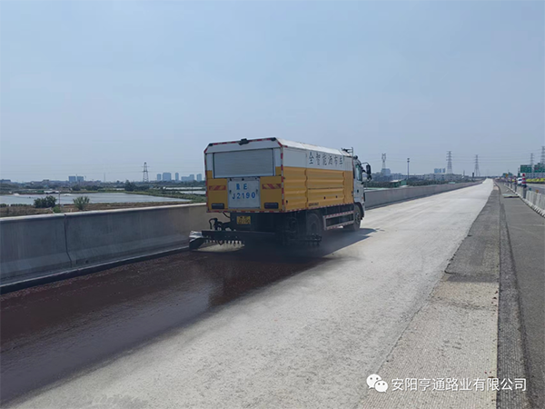 熱烈祝賀我司中江高速稀漿封層、透層試驗(yàn)段成功