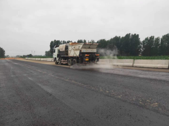 祝賀我司平頂山外環(huán)項目透層、稀漿封層試驗段完成