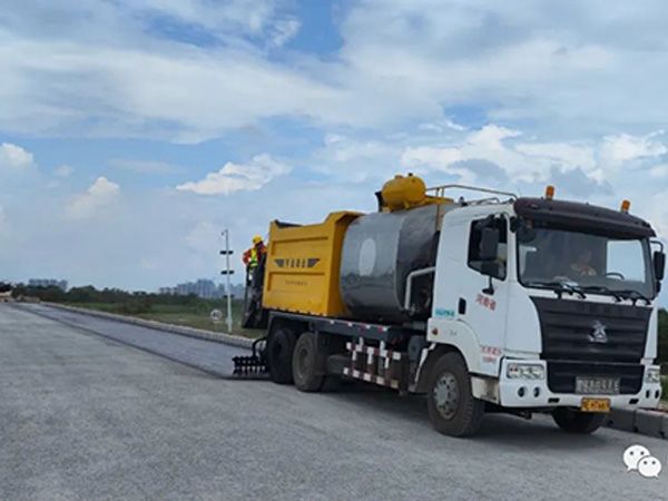 熱烈祝賀我司鶴港高速封層、透層試驗(yàn)段成功