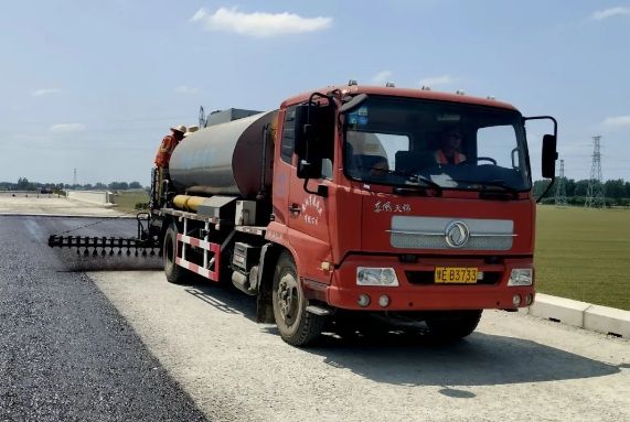 許信高速透層、封層和瀝青下面層試驗段攤鋪圓 滿成功